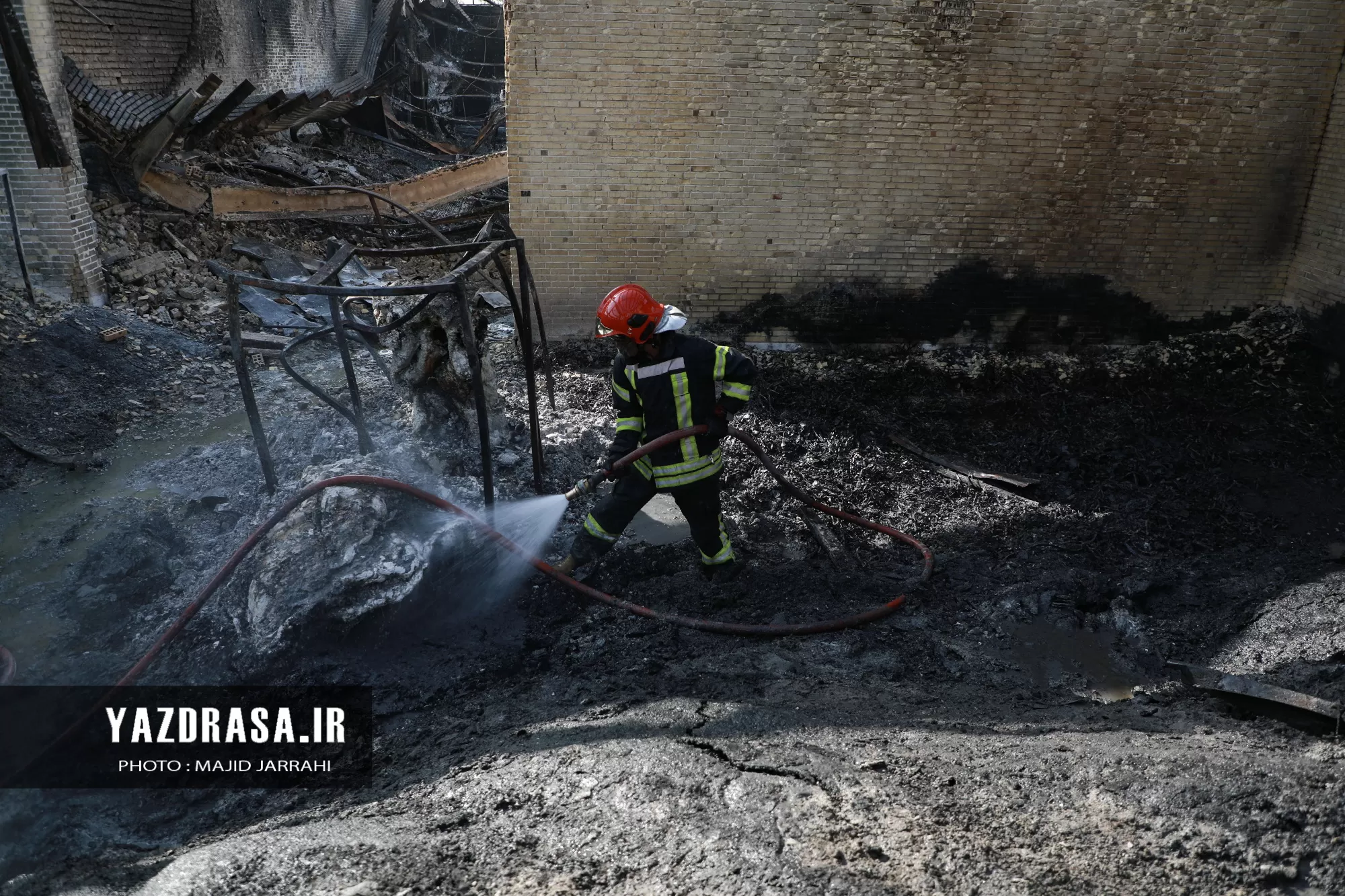 جدال آتش با آتش‌نشانان در شهرک صنعتی یزد