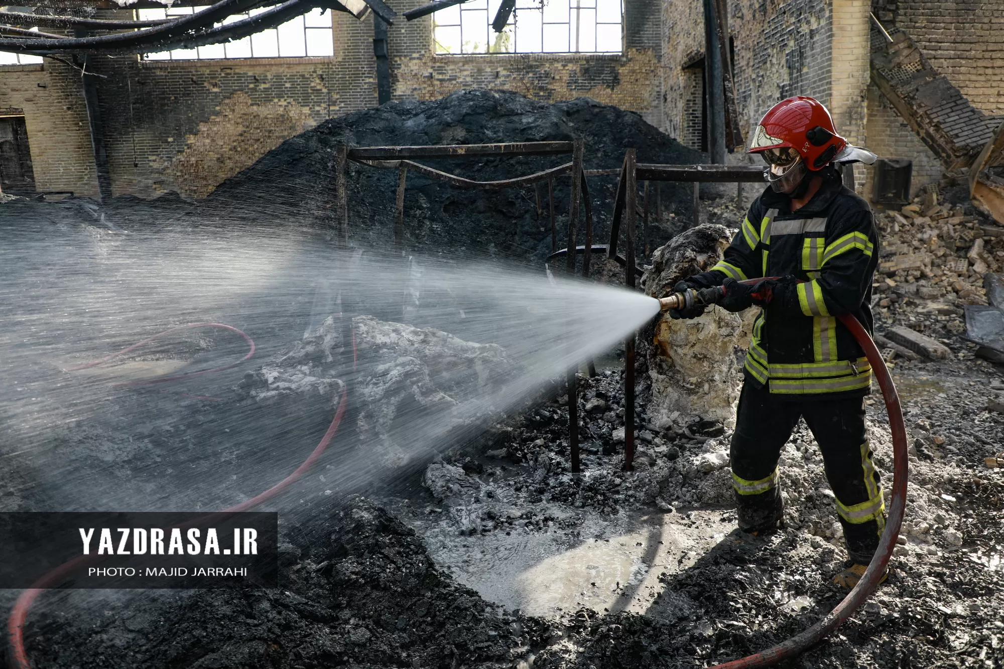 جدال آتش با آتش‌نشانان در شهرک صنعتی یزد