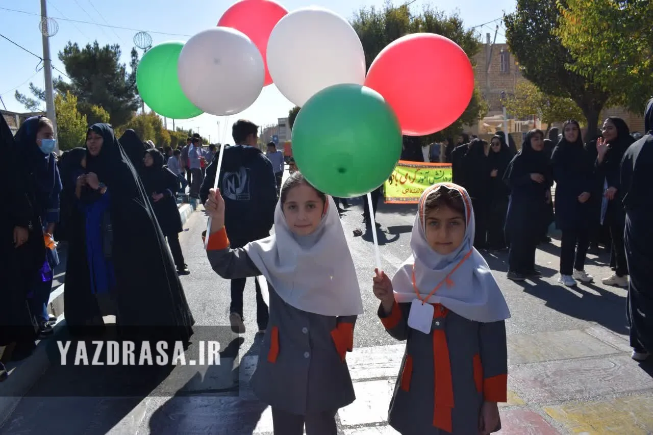 طنین مرگ بر استکبار در دارالعباده