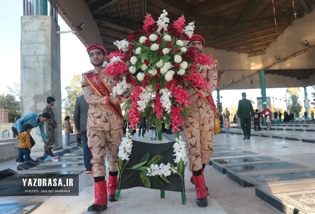 غبارروبی و عطرافشانی قبور شهدای یزد