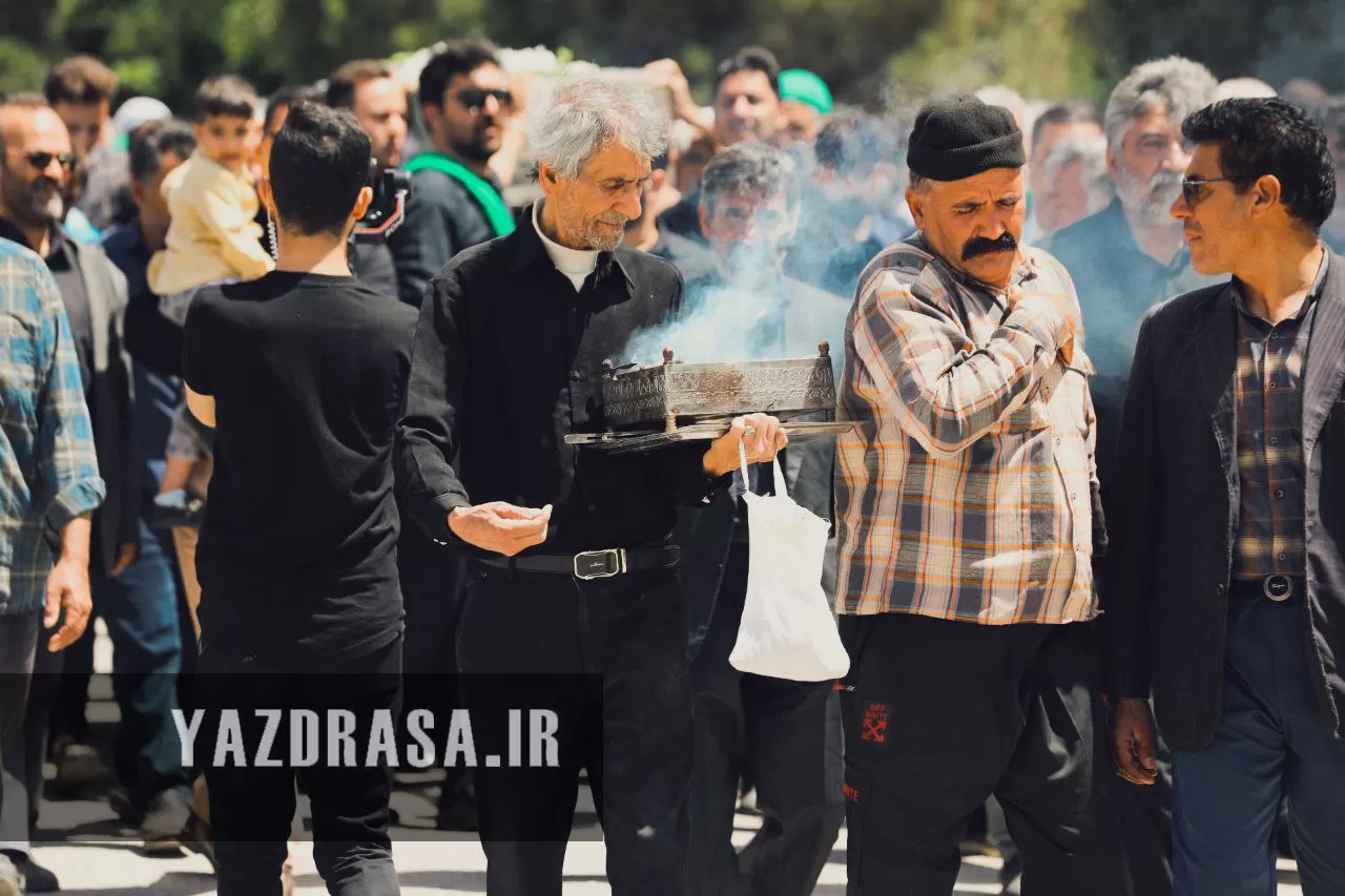 تشییع پیکر شهید گمنام بر دستان مردم اشکذر