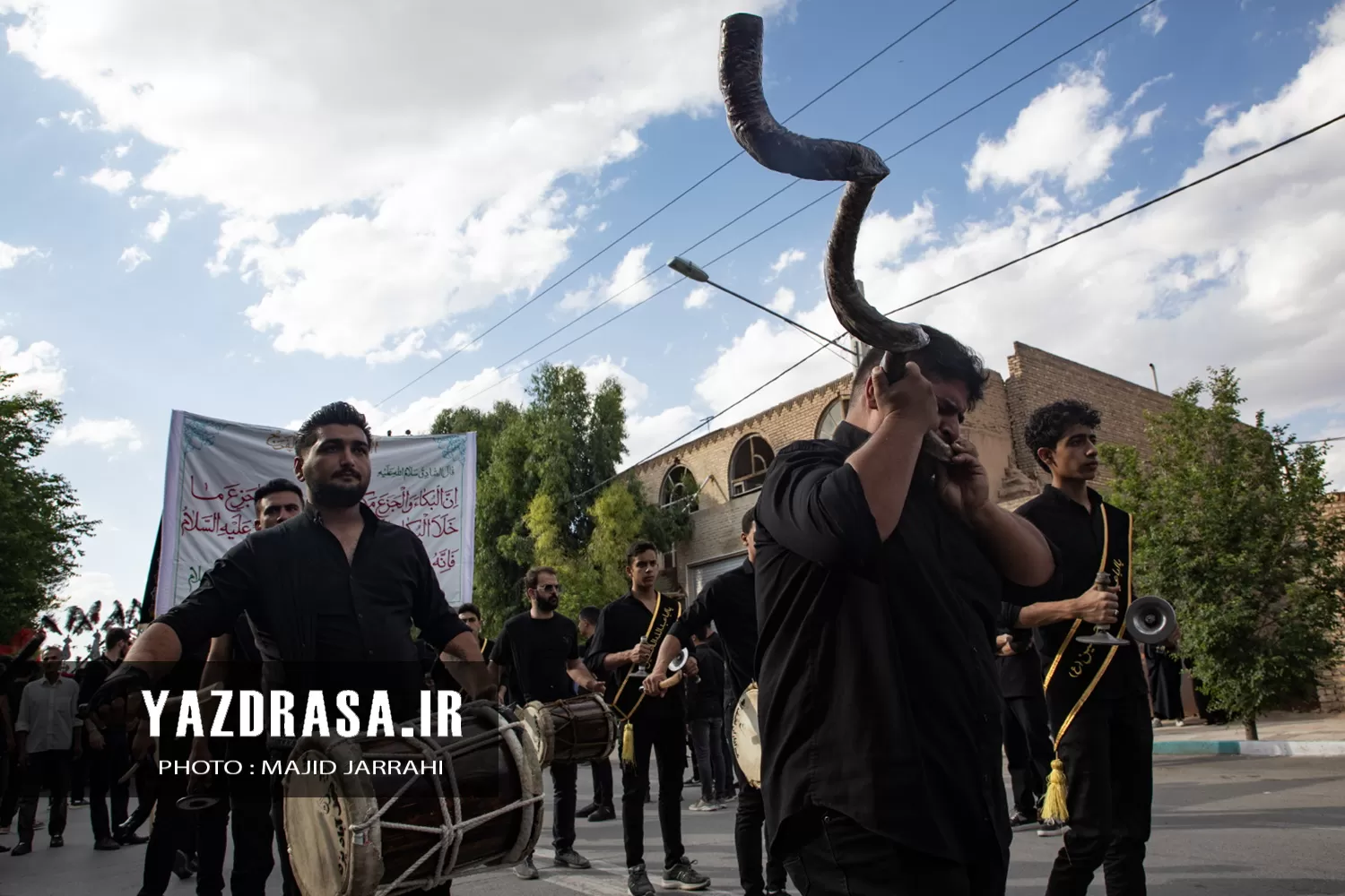 یزدی‌ها به سوگ امام خود نشستند